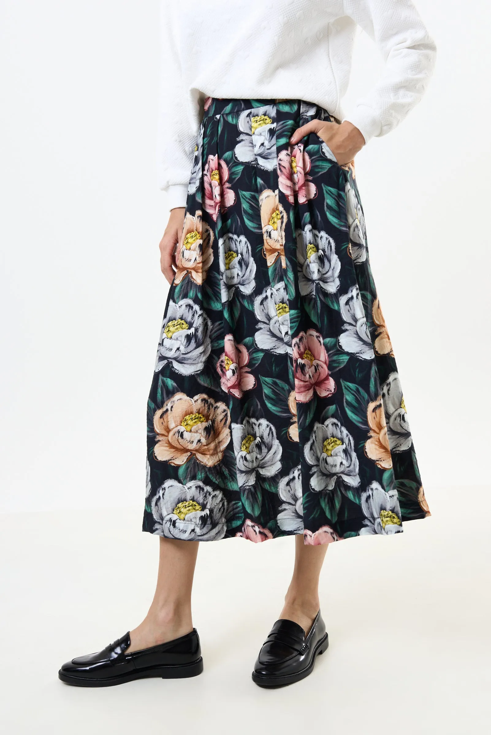 Lizea Peonies Print Pleated Midi Skirt - Black